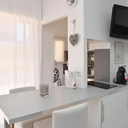 Daire Lovely With Pool By The Sea *