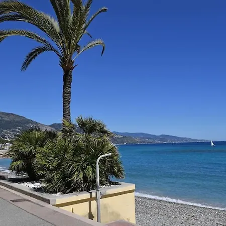 Daire Lovely With Pool By The Sea *