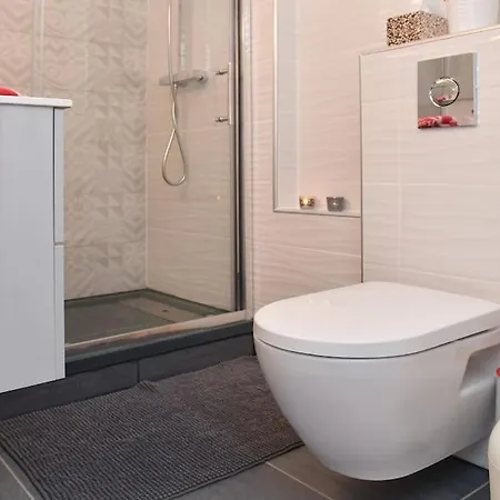 Daire Lovely With Pool By The Sea *